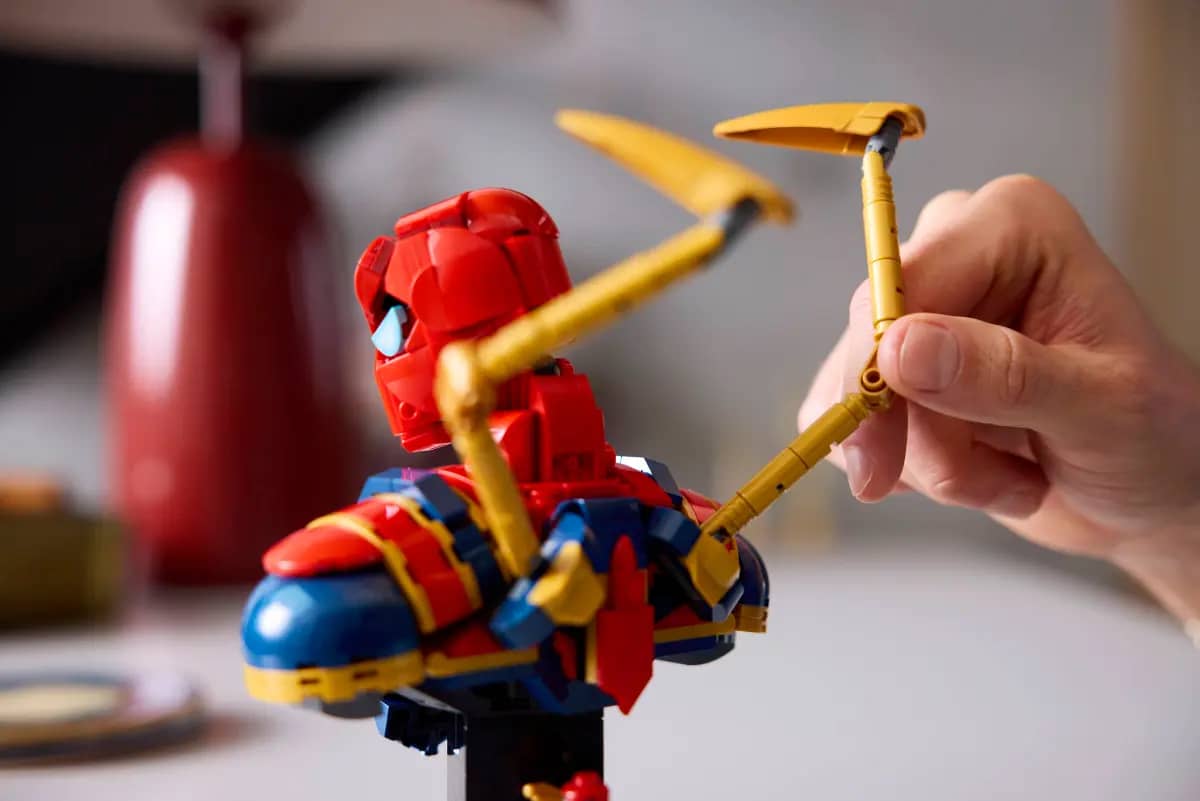 LEGO® 76326 Iron Spider-Man Bust - Marvel Super Heroes