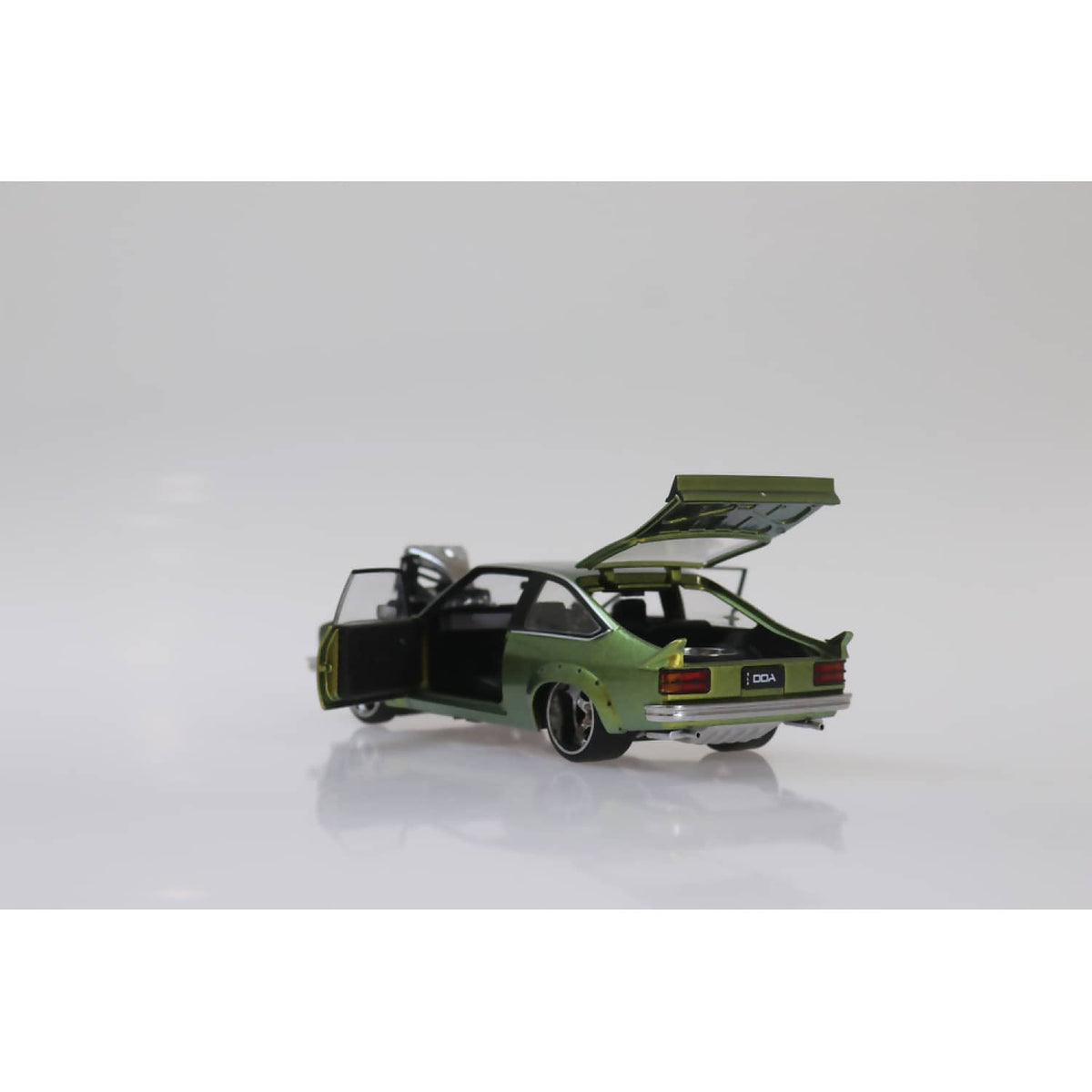 DDA COLLECTIBLES - 1:24 SCALE - COLOUR SHIFT WITH FLAMES A9X TORANA SUPERCHARGED FULLY DETAILED - DIECAST MODEL
