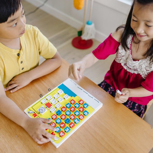 Melissa & Doug - Flip-to-win Hangman Travel Game - Image 5
