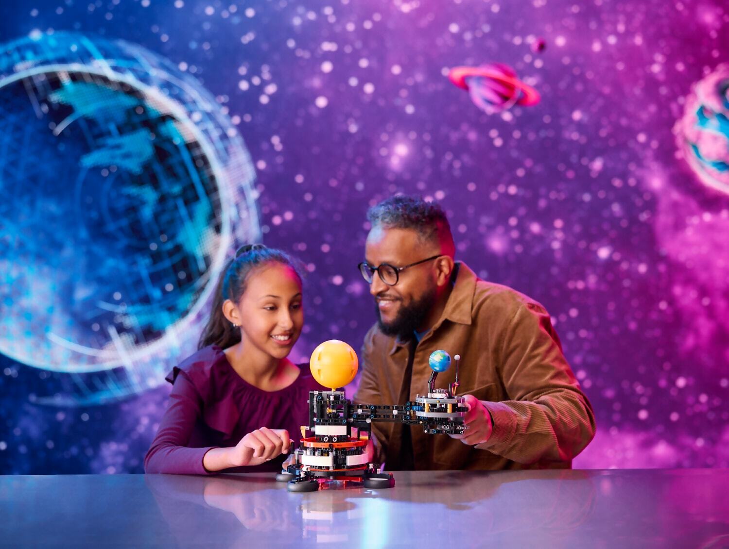 LEGO 42179 Planet Earth and Moon in Orbit - Technic - Image 7