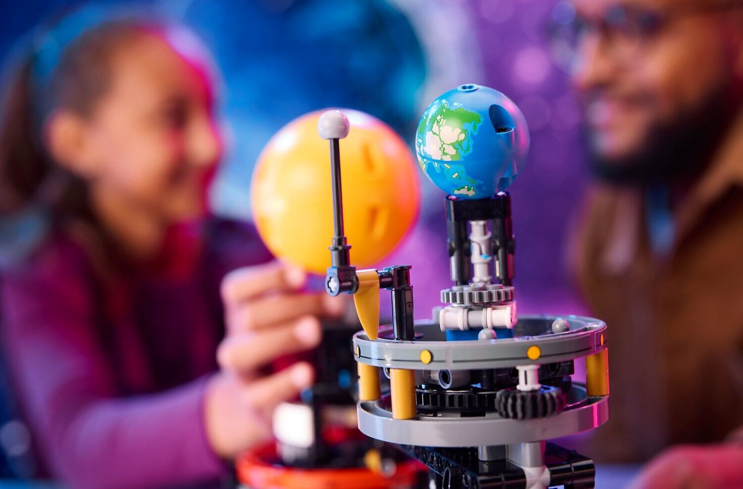LEGO 42179 Planet Earth and Moon in Orbit - Technic - Image 8
