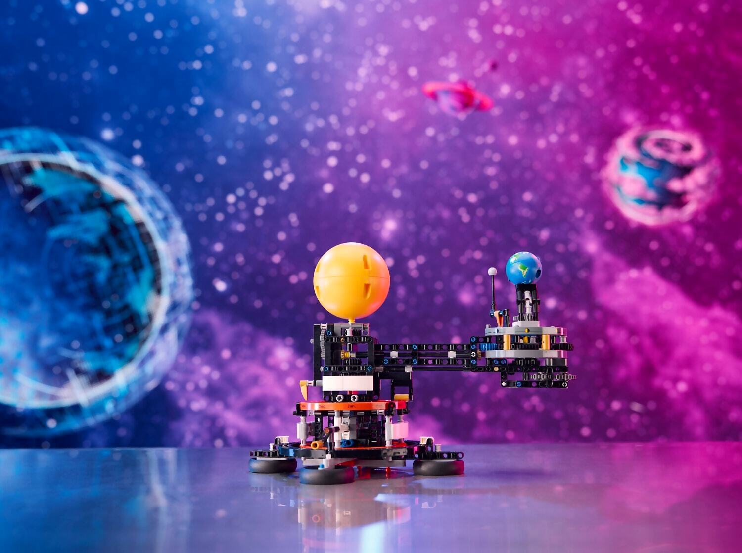 LEGO 42179 Planet Earth and Moon in Orbit - Technic - Image 9