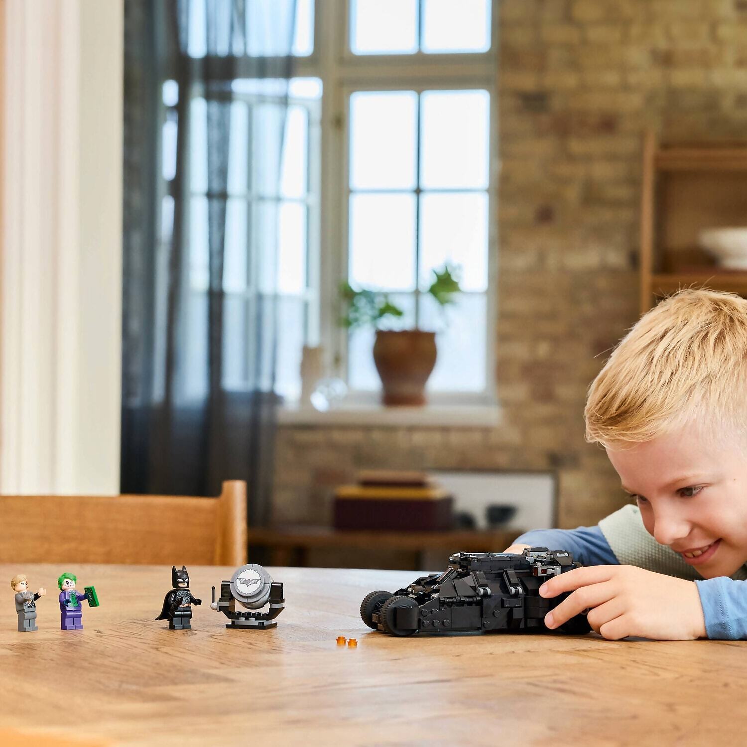 LEGO 76303 Batman™ Tumbler Vs. Two-face™ & The Joker - DC Super Heroes - Image 7