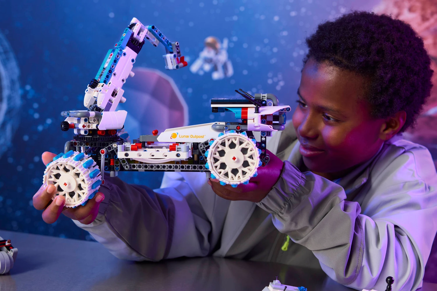 LEGO 42211 Lunar Outpost® Moon Rover Space Vehicle - Technic - Image 9