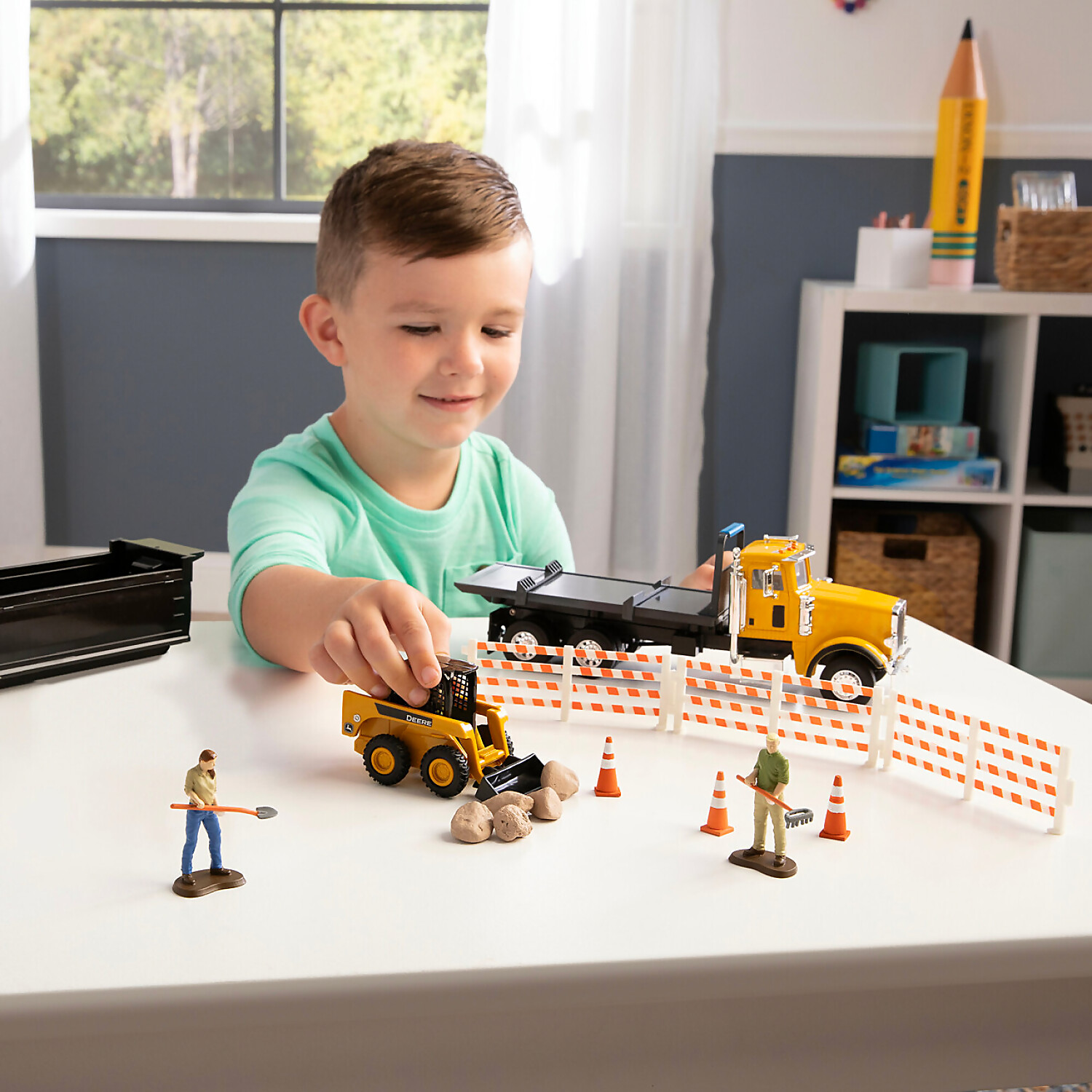 TOMY - 1:32 Scale John Deere Switch N Load™ Construction Playset 19 Piece Toy Set - Image 2