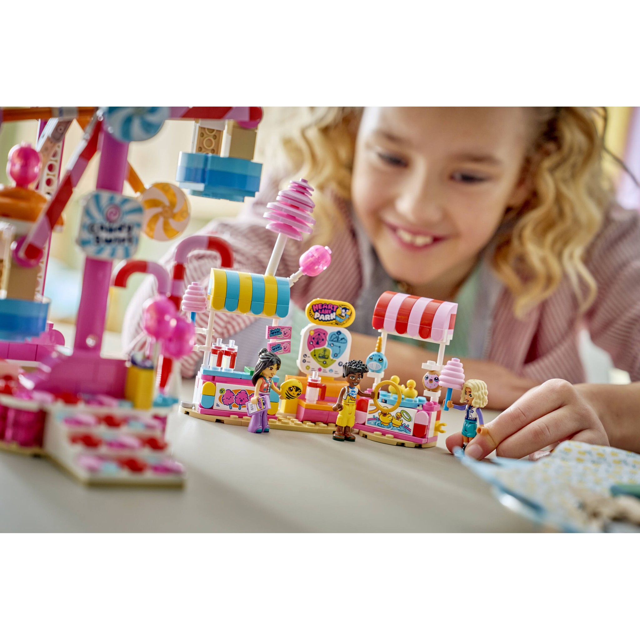 LEGO 42700 Candy & Cupcake Ferris Wheel - Friends - Image 13