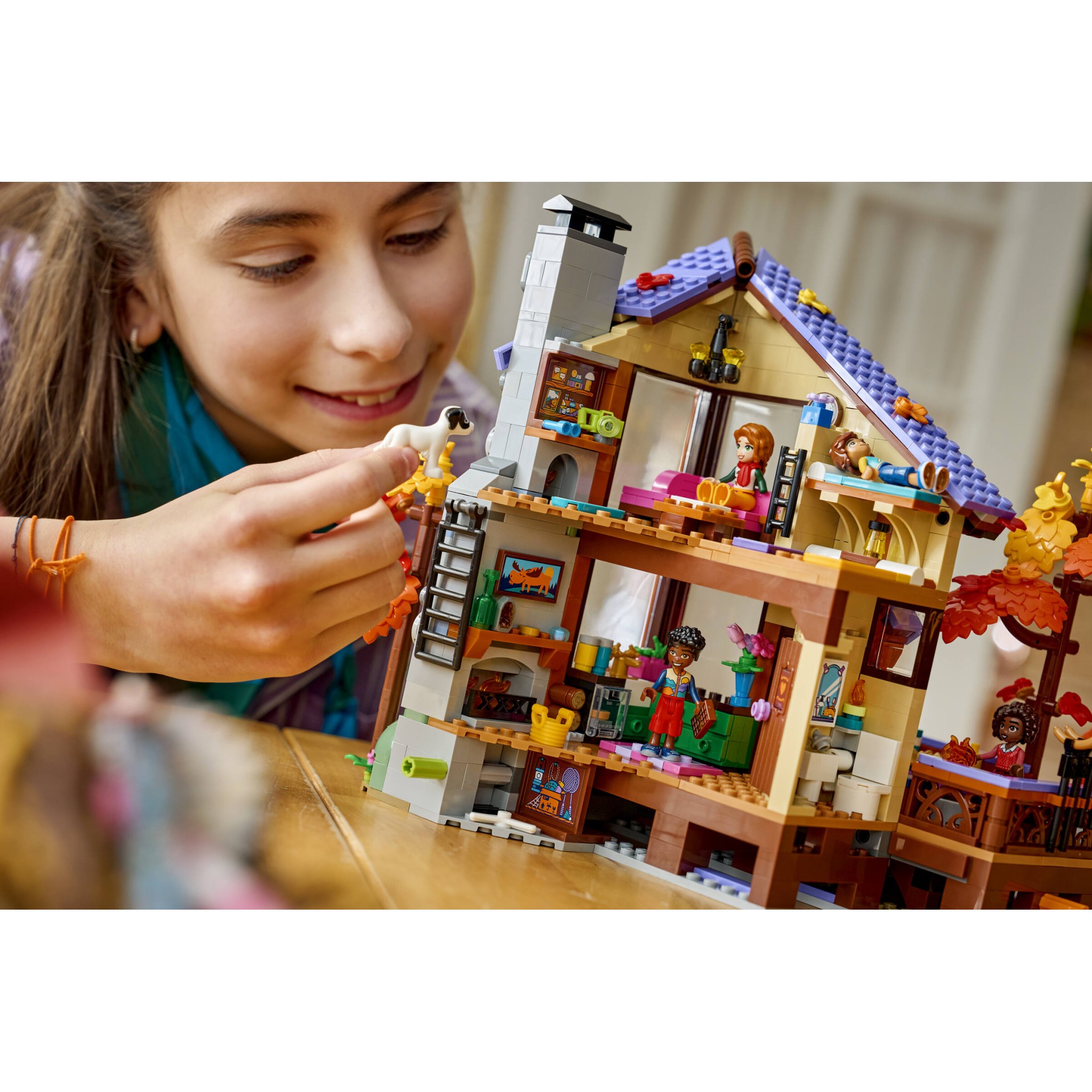 LEGO 42705 Cozy Fall Forest Cabin - Friends - Image 14